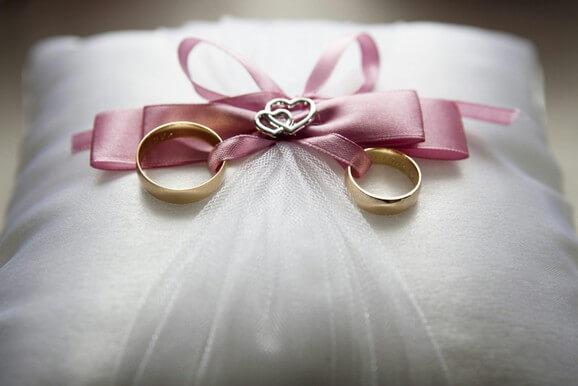 Mariage-anneau sur coussin (en-tête)