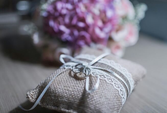 Mariage-anneau sur coussin-1 (en-tête)